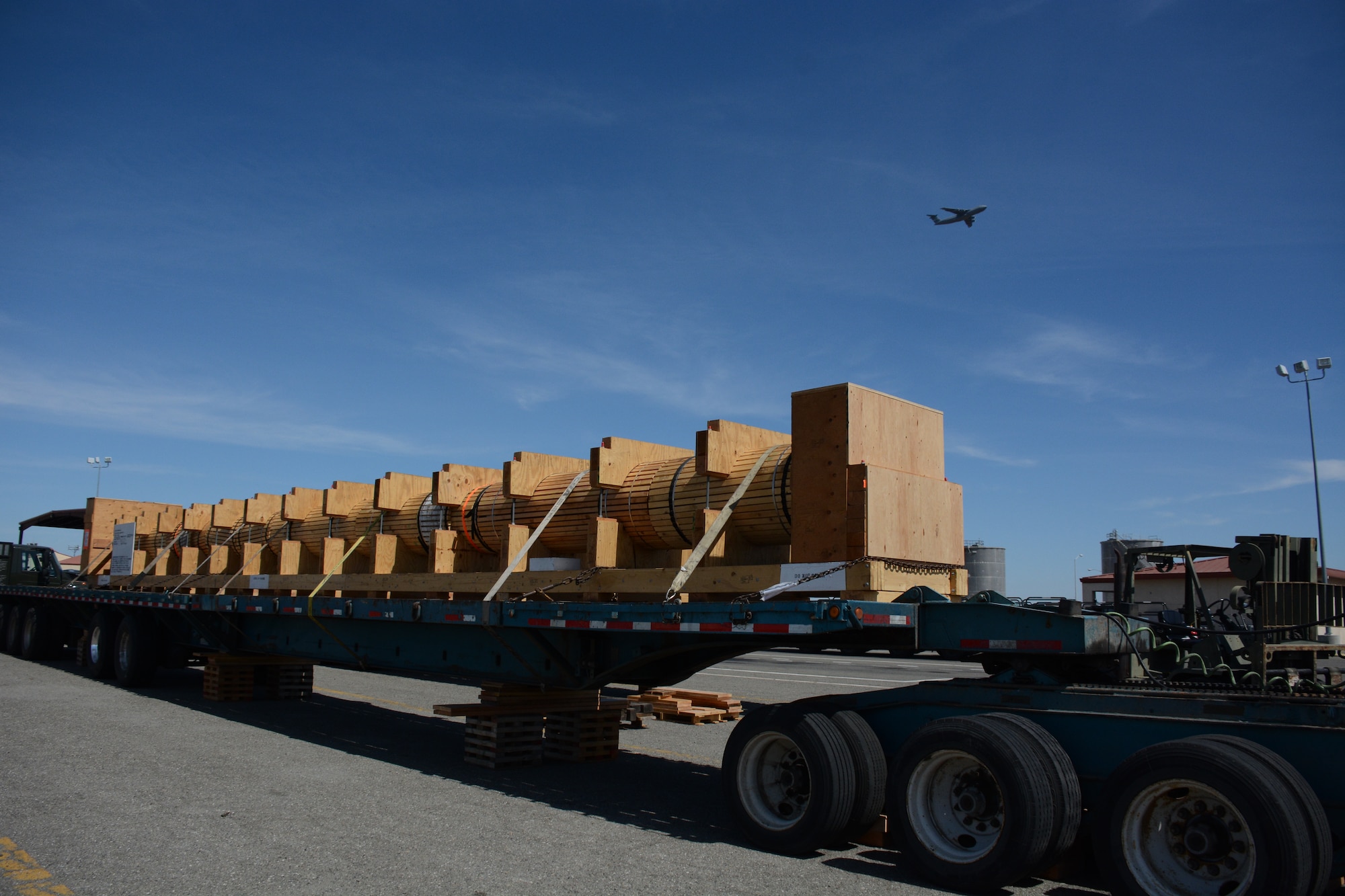 A propeller shaft for the Navy USS Shiloh missile cruiser is loaded Aug. 28 onto a Travis Air Force Base, Calif., C-5M Super Galaxy. The propeller weighs 85,000 pounds and is 60 feet in length. (U.S. Air Force photo by Airman 1st Class Amber Carter)