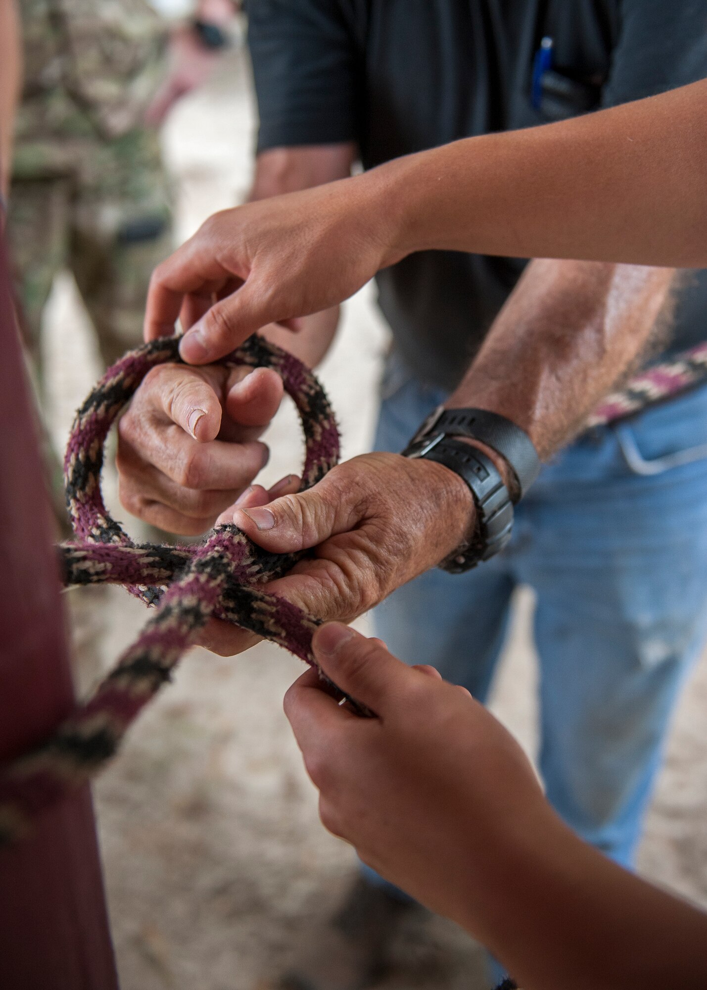 Charlie Brown, teaches Soldiers with the Army’s 7th Special Forces Group (Airborne), how to tie slip knot at Eglin Air Force Base, Fla. Sept. 3. Members of Eglin’s Sand and Spur Riding Club provide volunteers and horses to train service members how to saddle, pack, ride and care for horses. The training is done to expose them to horses and to teach techniques they can apply when deployed to remote locations. (U.S. Air Force photo/Ilka Cole) 