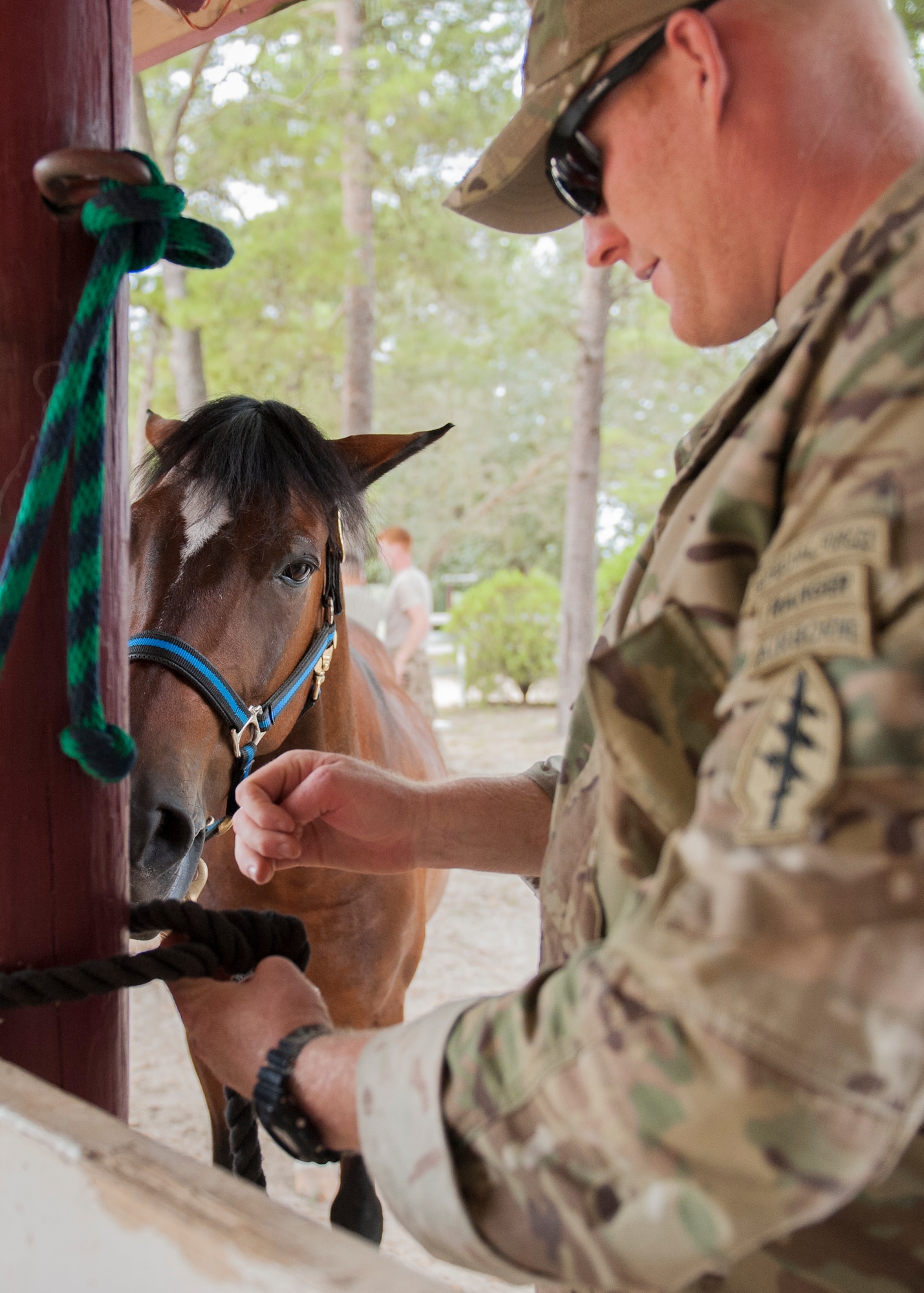 A Soldier with the Army’s 7th Special Forces Group (Airborne), ties a slip knot to secure a horse to a post at Eglin Air Force Base, Fla. Sept. 3. Members of Eglin’s Sand and Spur Riding Club provide volunteers and horses to train service members how to saddle, pack, ride and care for horses. The training is done to expose them to horses and to teach techniques they can apply when deployed to remote locations. (U.S. Air Force photo/Ilka Cole) 
