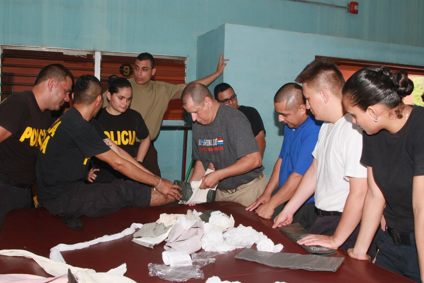 Sgt. 1st Class Greg Holmes, center, a New Mexico Army National Guard medic, demonstrates splinting a broken ankle during a three- day course where he shared emergency medical response tactics, techniques and best practices with 34 Costa Rican first responders from three agencies. 