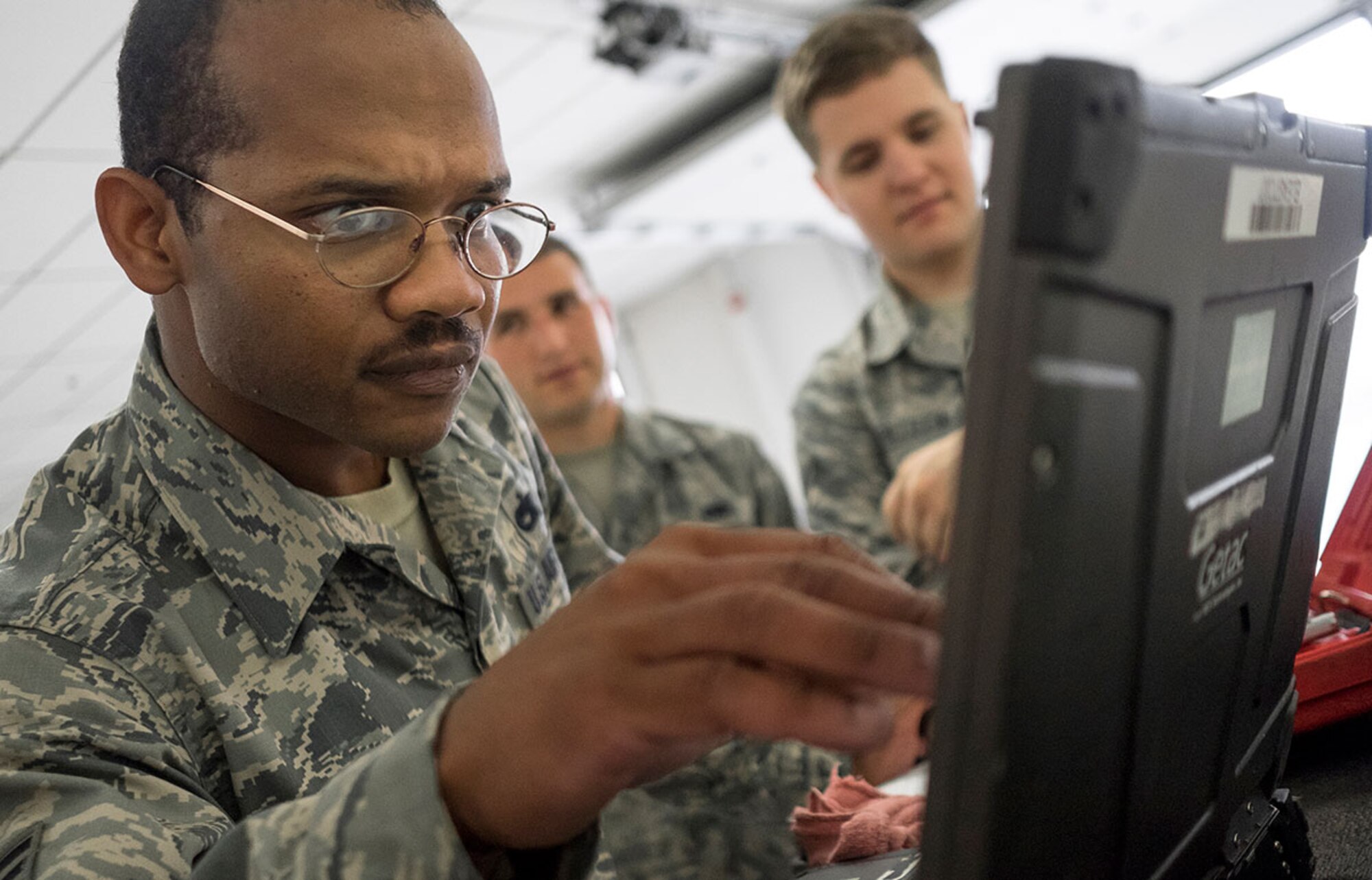 TSgt. Curtis Williams, assigned to the 372nd Training Squadron, a native of Chicago, teaches Airmen assigned to Joint Base Elmendorf-Richardson's 3rd Maintenance Squadron advanced maintenance procedures for aircraft, and hydraulic line testing equipment in order to keep their skills sharp during a course on JBER, Alaska, Tues. Sept. 8, 2015.  (U.S. Air Force photo/Justin Connaher)
