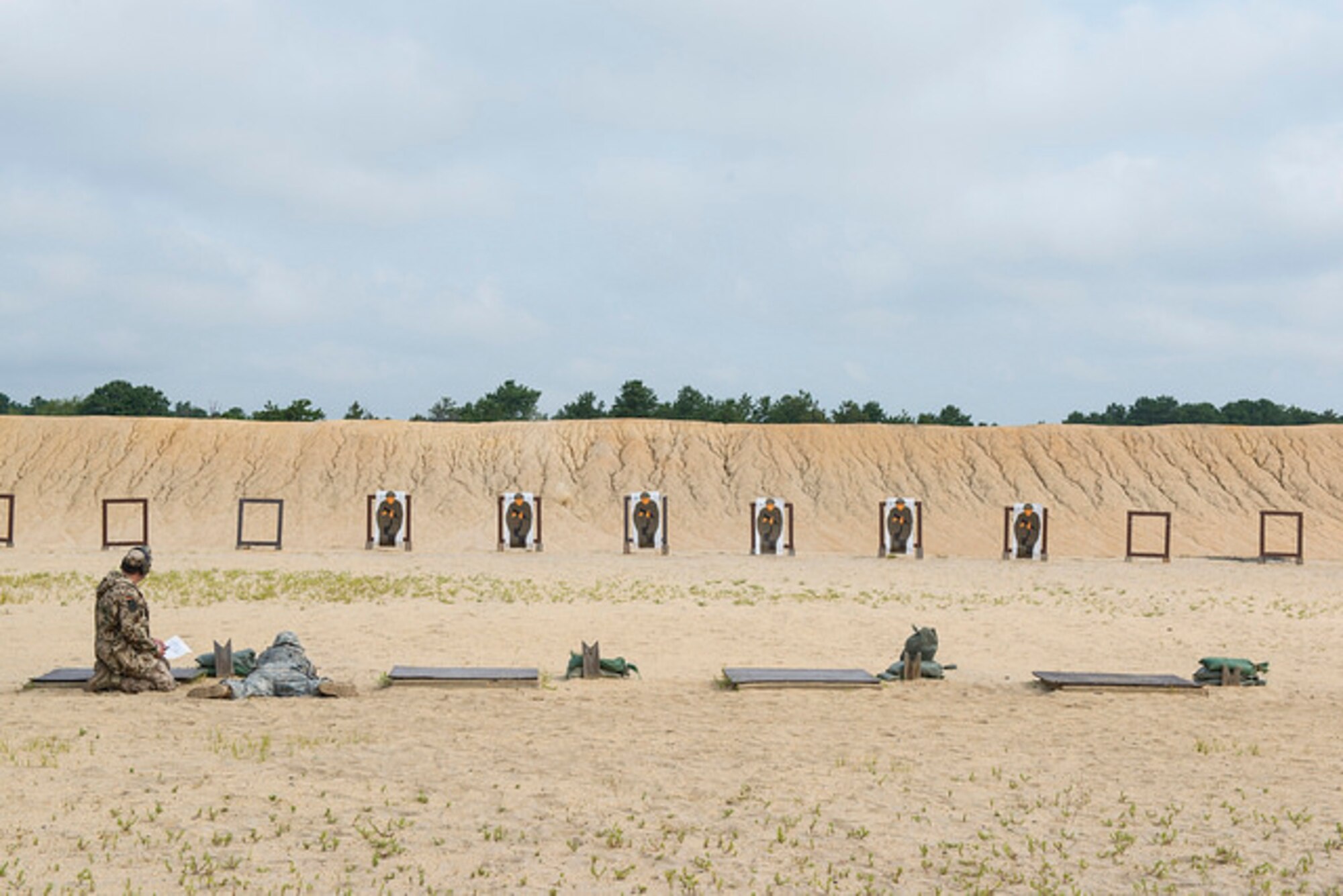 German air force Master Sgt. Maik Nattkemper, Dulles International Airport traffic and transportation division, observes a Soldier firing during a German Armed Forces Qualification Badge assessment on Joint Base McGuire-Dix-Lakehurst, N.J. Sept. 2, 2015. Sixteen Soldiers attempted to earn the badge and 10 passed the course. (U.S. Air Force photo by Airman 1st Class Joshua King)