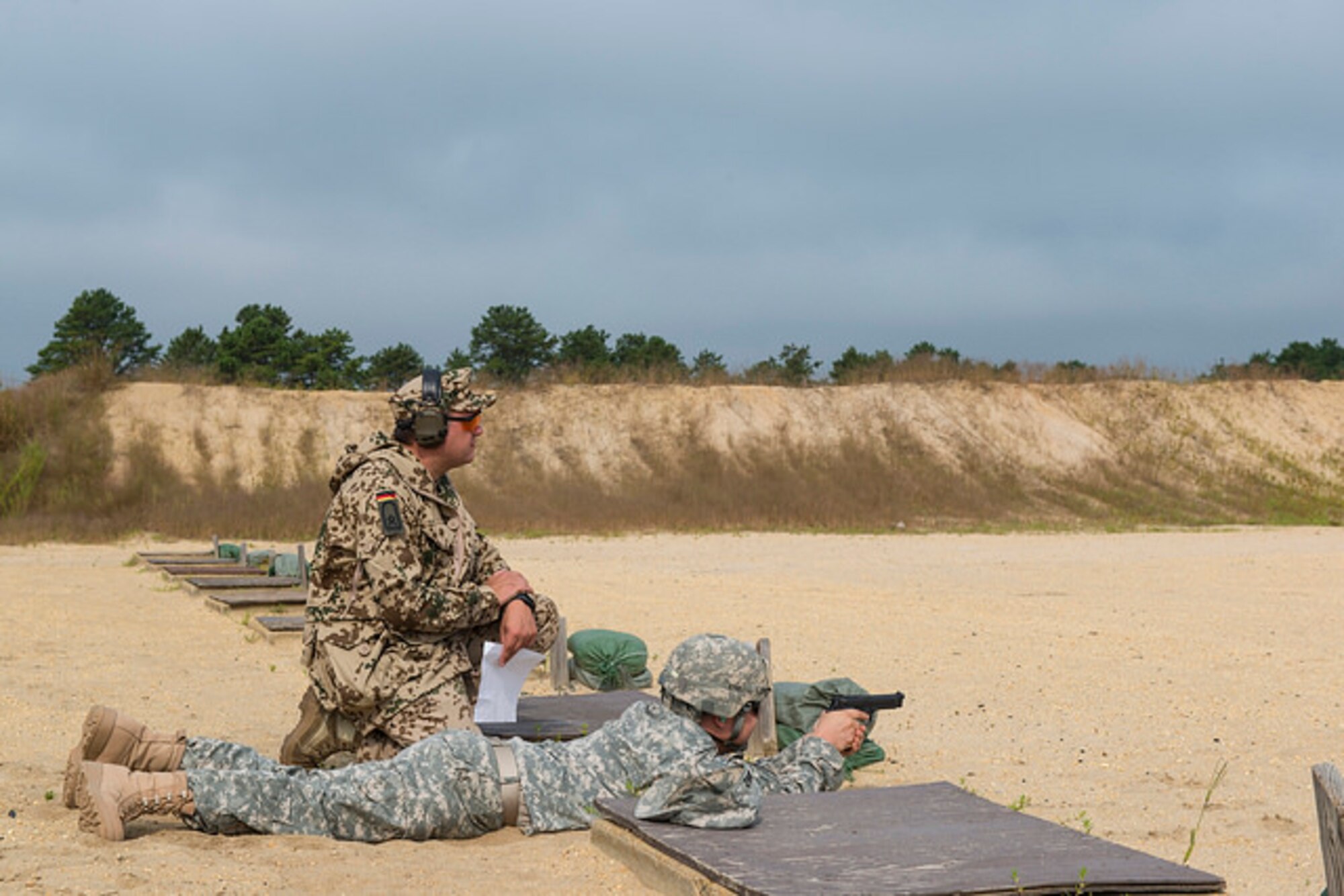 German air force Master Sgt. Maik Nattkemper, Dulles International Airport traffic and transportation division, observes a Soldier firing during a German Armed Forces Qualification Badge assessment on Joint Base McGuire-Dix-Lakehurst, N.J. Sept. 2, 2015. Sixteen Soldiers attempted to earn the badge and 10 passed the course. (U.S. Air Force photo by Airman 1st Class Joshua King)