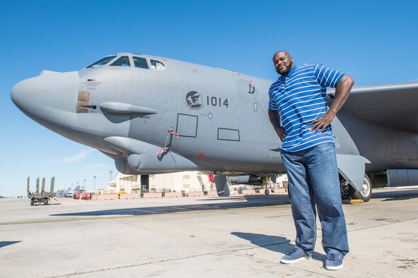 Shaquille O’Neal, former professional basketball player, poses with a B-52H Stratofortress at Minot Air Force Base, N.D., September 8, 2015. O’Neal spoke to Airmen at the base theater about his father, a former Army drill sergeant, and how the military’s values shaped his success. (U.S. Air Force photo/ Airman 1st Class Justin T. Armstrong) 