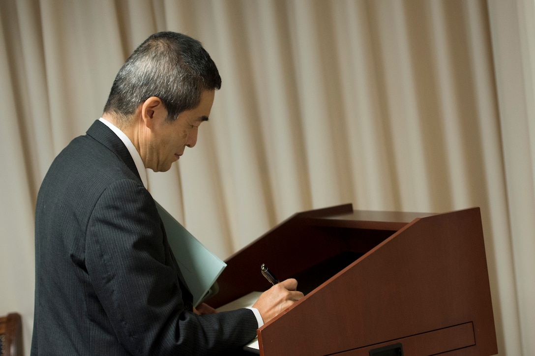 Japanese Vice Defense Minister Masanori Nishi signs a guest book as he arrives at the Pentagon to meet with Deputy Defense Secretary Bob Work, Sept. 15, 2015. Both leaders met to discuss matters of mutual importance. DoD photo by U.S. Air Force Senior Master Sgt. Adrian Cadiz