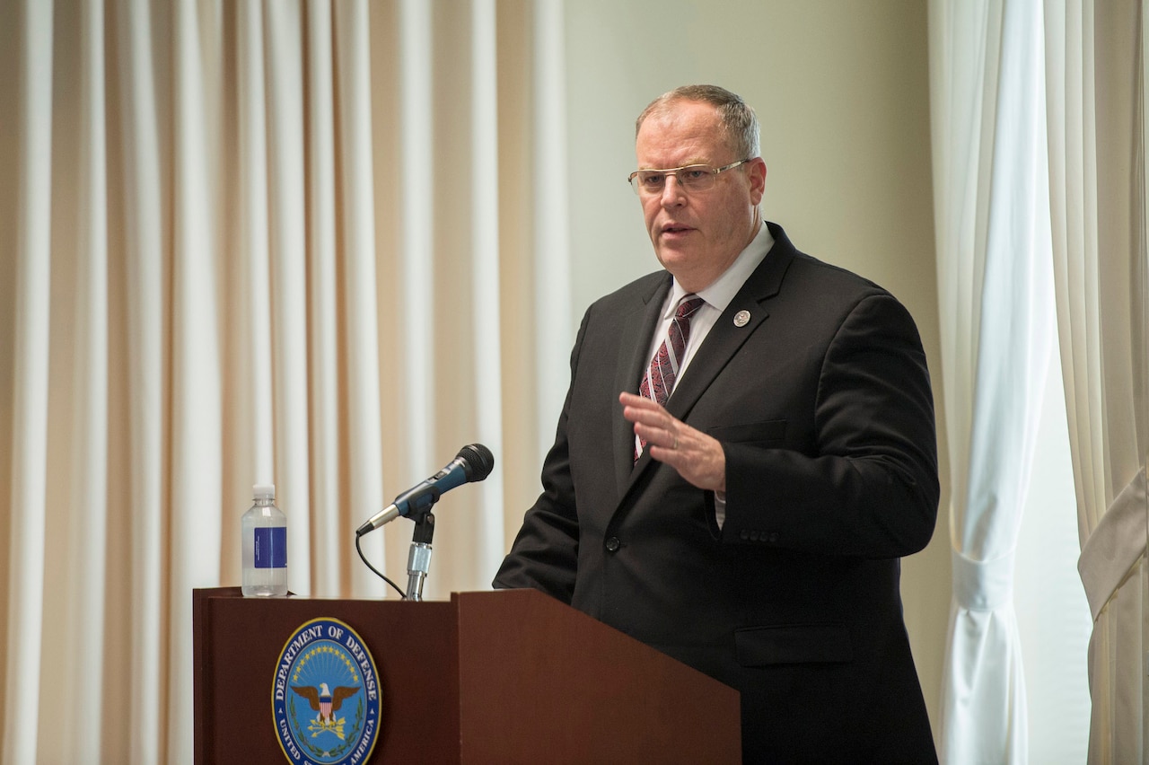 Deputy Defense Secretary Bob Work delivers remarks during the Combined Federal Campaign kickoff ceremony at the Pentagon, Sept. 15, 2015. DoD photo by U.S. Air Force Senior Master Sgt. Adrian Cadiz
