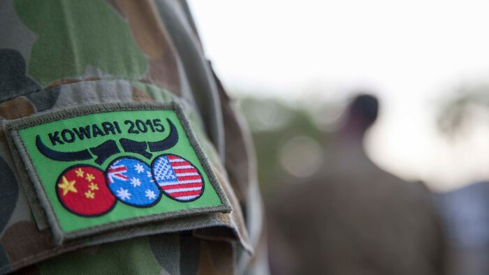 An Australian Army soldier wears the Exercise Kowari 2015 patch after the exercise’s closing ceremony Sept. 12 at Larrakeyah Barracks, Darwin, Northern Territory, Australia, Sept. 16, 2015. In its second iteration, Kowari 15 was a trilateral environmental survival training opportunity hosted by Australia and included forces from the U.S., Australia and China simultaneously. 