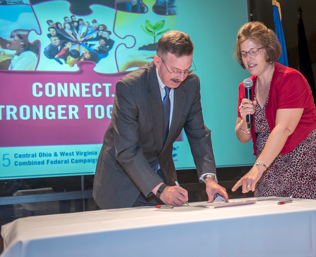 Griff Warren, DLA Land and Maritime Deputy Chief of Staff, signs his Combined Federal Campaign pledge sheet during Land and Maritime’s CFC kickoff Sept. 10 inside the Building 20 auditorium.
