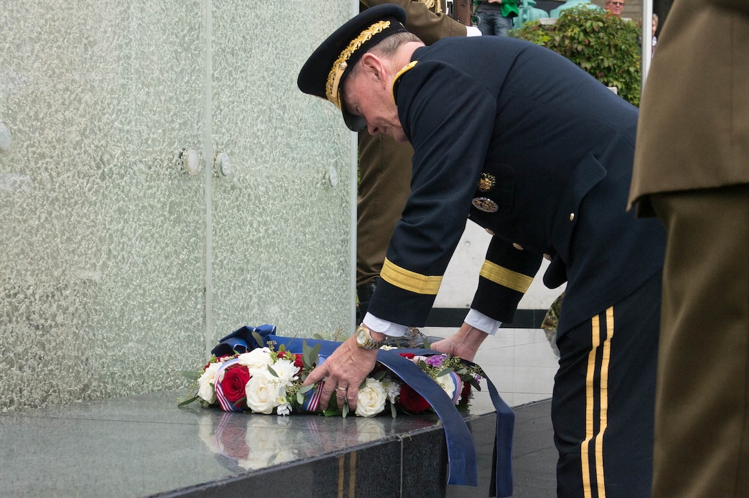 US Army Gen. Martin E. Dempsey, chairman of the Joint Chiefs of Staff, lays a wreath at the War of Independence Victory Column in Tallinn, Estonia, 14 Sept 2015.