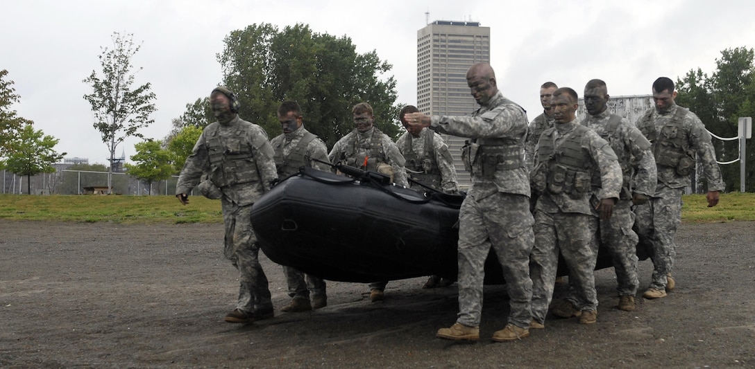 New York Army National Guard Staff Sgt. Derek Vasquez, front right, directs members of his team while launching a F470 Combat Rubber Raiding Craft during a troop training exercise in Buffalo, N.Y., Sept. 13, 2015. Vasquez is a scout team leader assigned to the New York Army National Guard’s Troop C, 2nd Squadron, 101st Cavalry Regiment. New York National Guard photo by Army Spc. Alexander Rector