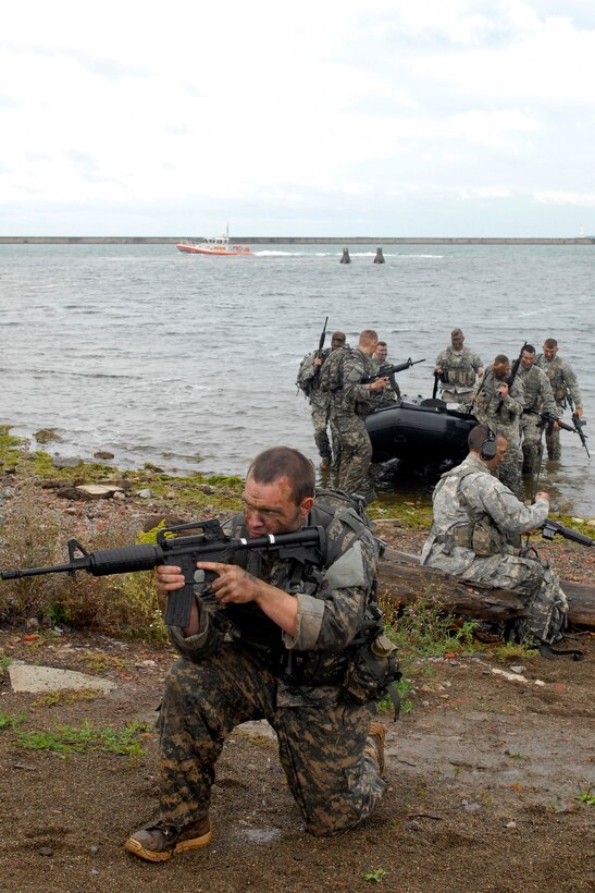 New York Army National Guard Spc. James Kerr provides security for the rest of his team while they bring a F470 Combat Rubber Raiding Craft ashore during a troop training exercise in Buffalo, N.Y., Sept. 13, 2015. Kerr is an infantryman assigned to the New York Army National Guard’s Troop C, 2nd Squadron, 101st Cavalry Regiment. New York National Guard photo by Army Spc. Alexander Rector