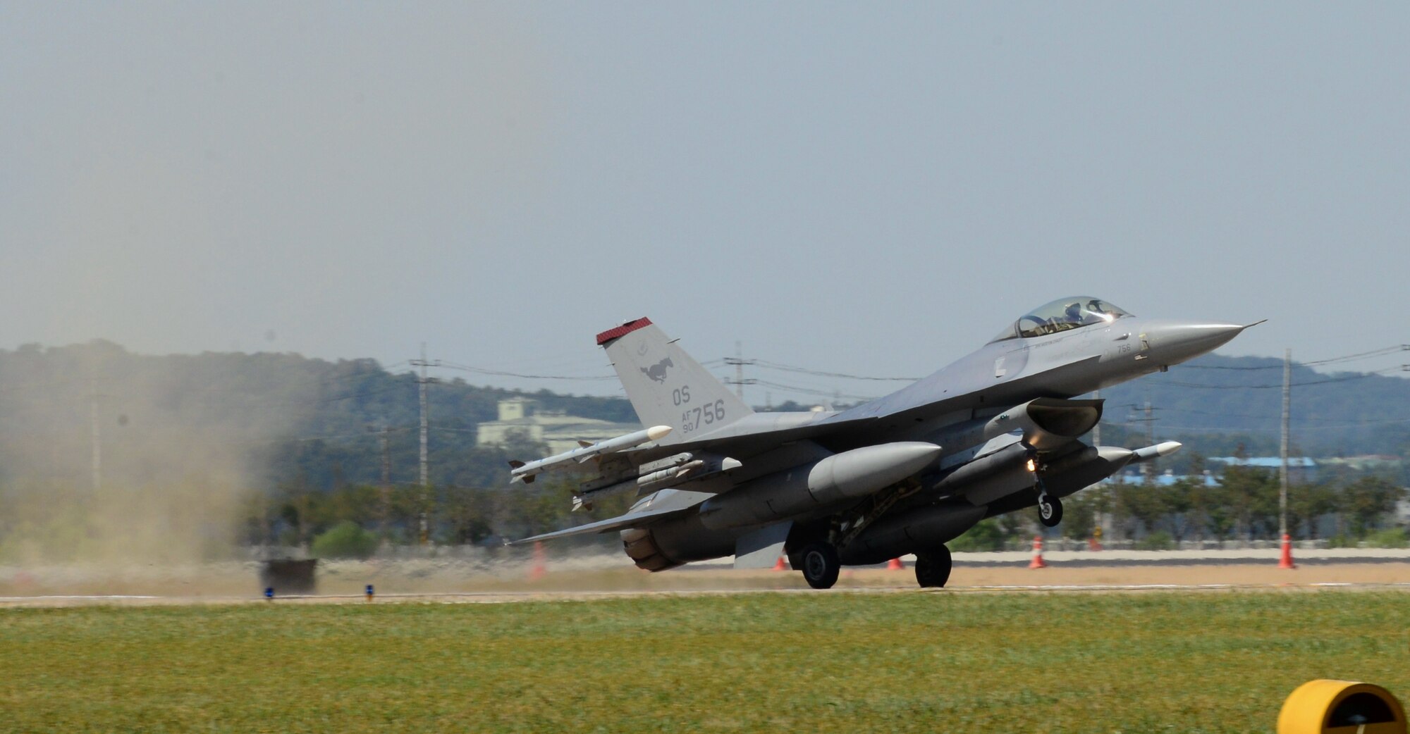 An F-16 Fighting Falcon assigned to the 36th Fighter Squadron kicks up some dirt as it lands at Osan Air Base, Republic of Korea, Sept. 15, 2015. The Fiends have spent the past six-weeks flying sorties out of Suwon Air Base in order to maintain regular combat readiness. (U.S. Air Force photo by Staff Sgt. Benjamin Sutton)

 