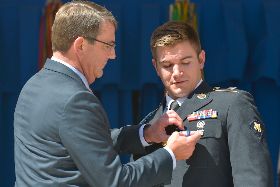 Defense Secretary Ash Carter pins the Soldier's medal on Oregon Army National Guard Spc. Alek Skarlatos during a ceremony at the Pentagon, Sept. 17, 2015, for his role in stopping a gunman on a Paris-bound train outside of Brussels last month. 