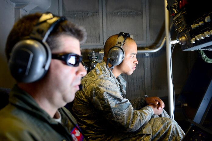 1st Lt. Glenn Hill Jr.(right), 9th Aircraft Maintenance Squadron flight commander from Beale Air Force Base, California, witnesses an aerial refuel conducted by Master Sgt. Luis R. Acevedo, 9th Air Refueling Squadron KC-10 Extender boom operator from Travis Air Force Base, California, Sep. 16, 2015. Hill and various personnel from Beale were in transit to Joint Base Andrews, Maryland, for an air show where a U-2 Dragon Lady assigned to the Beale will perform a fly-over. (U.S. Air Force photo by Senior Airman Bobby Cummings)