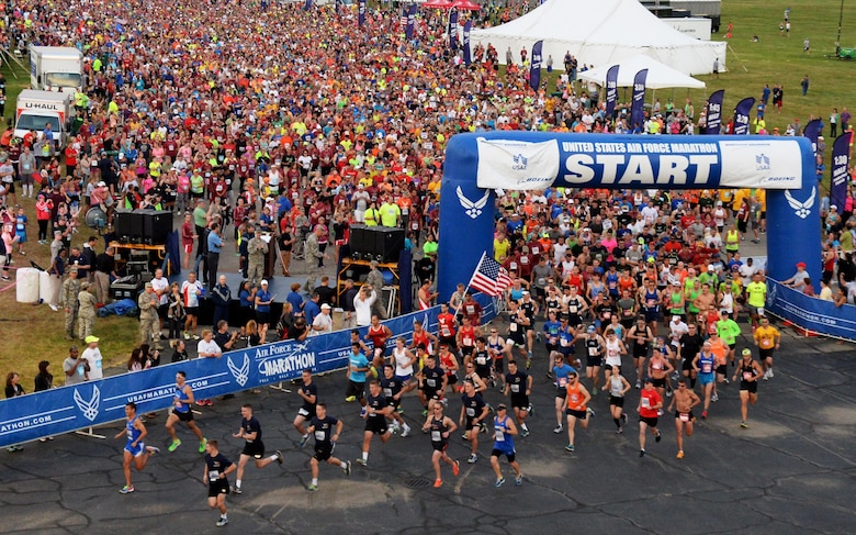Runners take off at the start of the 2015 U.S. Air Force Marathon at Wright-Patterson Air Force Base, Ohio, Sept 19, 2015. (Courtesy photo/Wes Farnsworth)