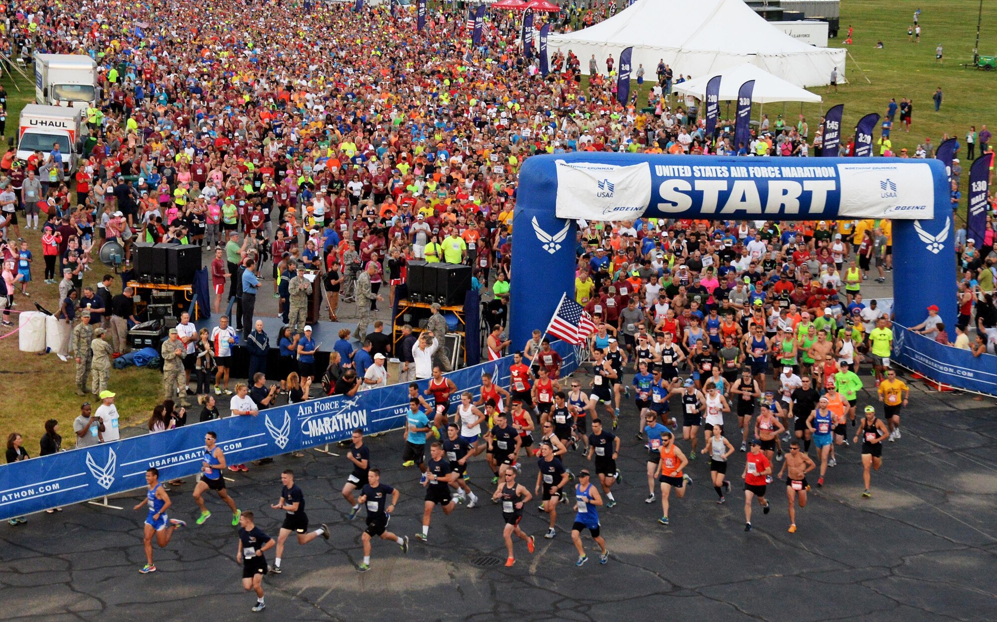 Runners take off at the start of the 2015 U..S Air Force Marathon. (photo by Wes Farnsworth)