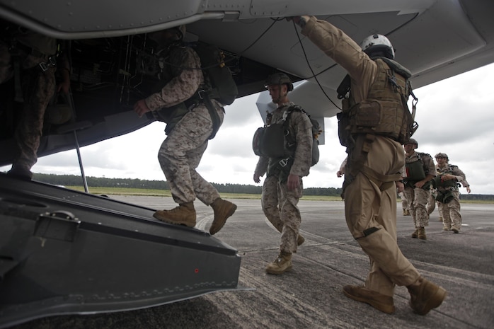 VMM-365 and MARSOC conduct parachute operations