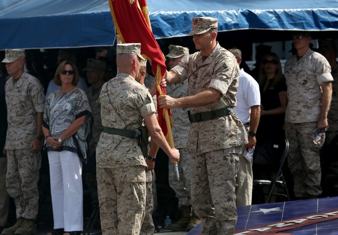 Major Gen. Daniel J. O’Donohue (right), the new commanding general of 1st Marine Division, hands the unit’s colors to Sgt. Maj. William T. Sowers (left), division’s sergeant major, during the change of command ceremony in which Brig. Gen. Daniel D. Yoo passed command to O’Donohue aboard Marine Corps Base Camp Pendleton, Calif., Sept. 10, 2015. O’Donohue is taking command of the division after recently commanding Marine Corps Forces Cyberspace Command. (U.S. Marine Corps photo by Staff Sgt. Bobbie A. Curtis)