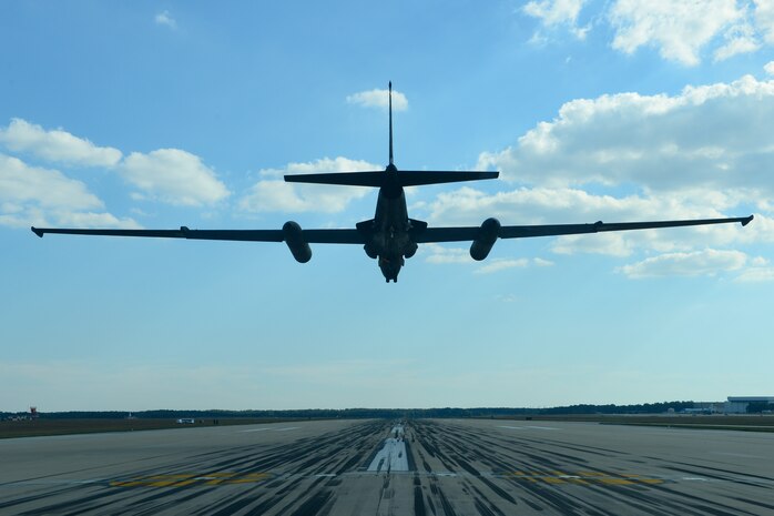 A U-2 Dragon Lady from Beale Air Force Base, California, prepares to land at Joint Base Andrews, Maryland, Sep. 17, 2015. The aircraft was on display during an air show Sep. 19, 2015. This year marks the 60th anniversary of the U-2, one of the oldest operational aircraft in the Department of Defense. (U.S. Air Force photo by Senior Airman Bobby Cummings)