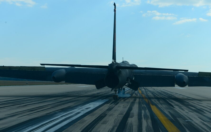 A U-2 Dragon Lady from Beale Air Force Base, California, prepares to land at Joint Base Andrews, Maryland, Sep. 17, 2015. The aircraft was on display during an air show Sep. 19, 2015. This year marks the 60th anniversary of the U-2, one of the oldest operational aircraft in the Department of Defense. (U.S. Air Force photo by Senior Airman Bobby Cummings/Released) 