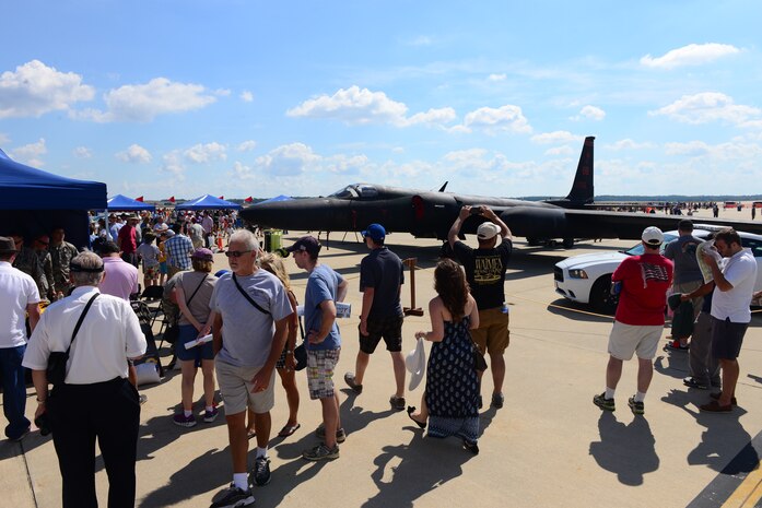 A crowd of spectators gather around a U-2 Dragon Lady during an air show at Joint Base Andrews, Maryland, Sep. 19, 2015. The U-2 flew from Beale Air Force Base, California, to attend the event. (U.S. Air Force photo by Senior Airman Bobby Cummings) 