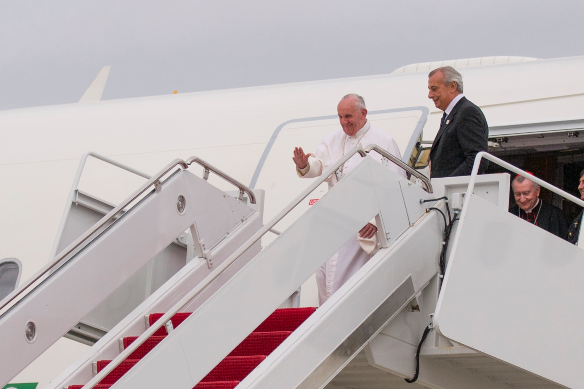 Pope Francis waves to the crowd at Joint Base Andrews, Md., Sept. 22, 2015 after a departing Cuba earlier that day.  More than one thousand people were in attendance for the pope’s arrival. (U.S. Air Force photo/Tech. Sgt. Robert Cloys)