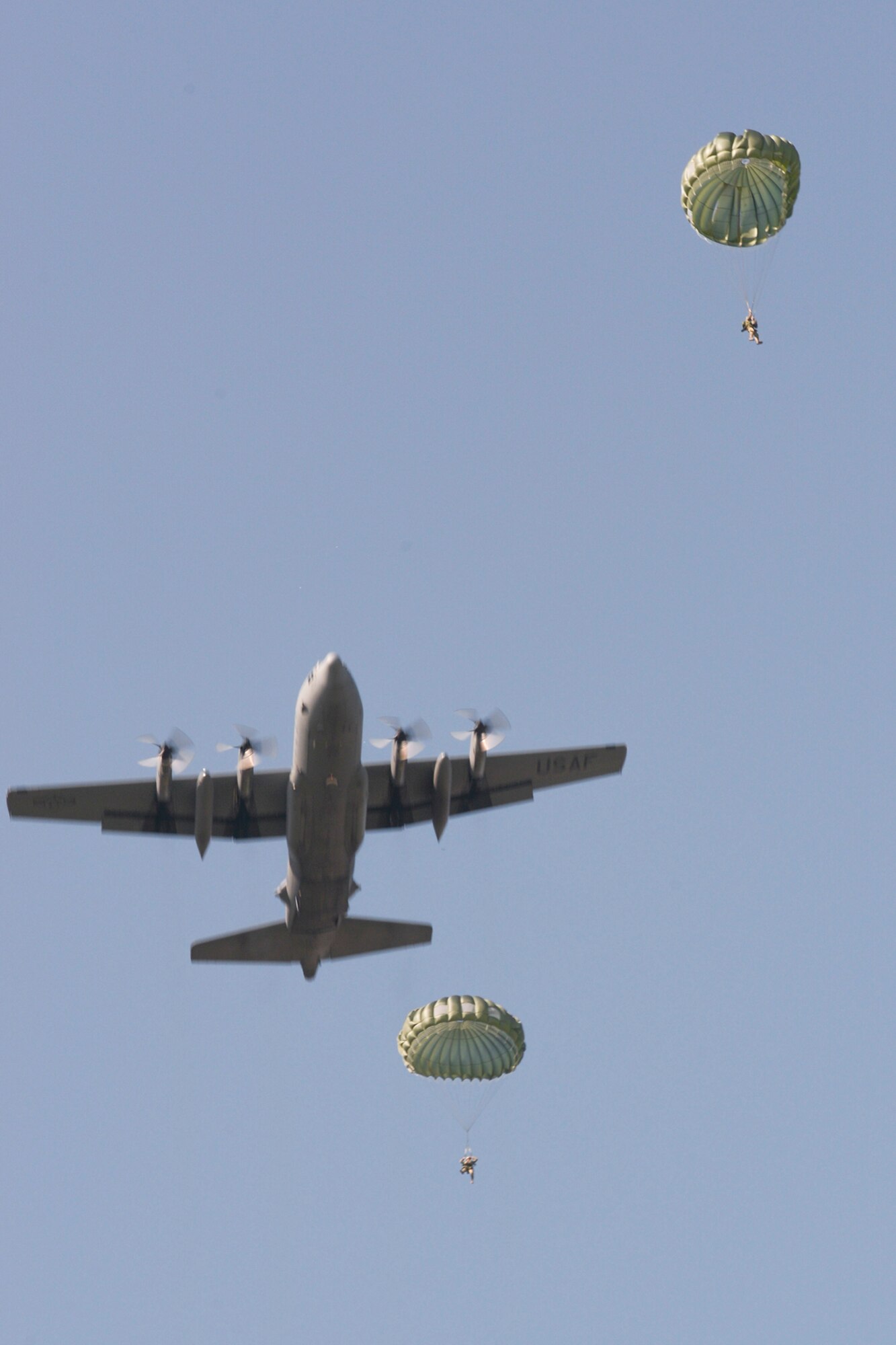 US Army Soldiers with the 1st Battalion, 1st Special Operations Group (Airborne), jump from a C-130 Hercules during the 2015 Japanese-American Friendship Festival at Yokota Air Base, Japan, Sept. 19, 2015. More than 185,000 people attended the two- day festival to witness military demonstrations, interact with service members and see aircraft static displays. (U.S. Air Force photo by Staff Sgt. Cody H. Ramirez/Released)