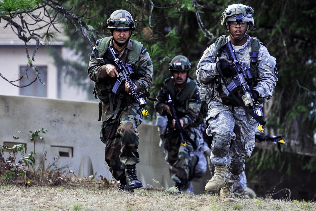 U.S. and Indian soldiers advance toward their next objective while they conduct company movement procedures during the exercise Yudh Abhyas 2015 on Joint Base Lewis-McChord, Wash., Sept. 21, 2015. U.S. U.S. Army photo by Sgt. Daniel Schroeder