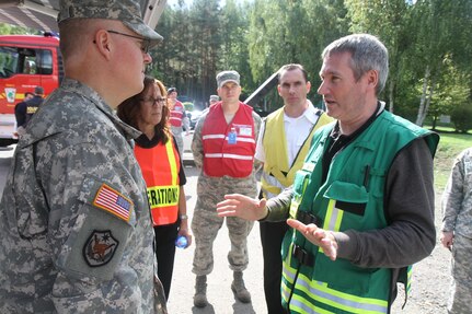 Oliver Vollmer, a German police liaison, discusses how German police commandos respond to a hostage incident to Col. G. Shawn Wells Jr., the U.S. Army Garrison Rheinland-Pfalz commander, during Warrior Response 15 in Kaiserslautern, Germany (Photo by Rick Scavetta, U.S. Army Garrison Rheinland-Pfalz)