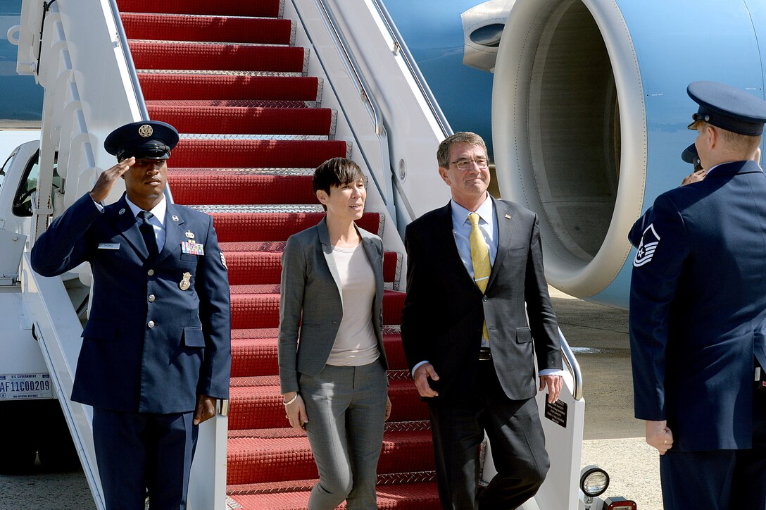 U.S. Defense Secretary Ash Carter, right center, and Norwegian Defense Minister Ine Eriksen Soreide arrive on Joint Base Andrews, Md., Sept. 23, 2015. The two defense leaders flew to Norfolk, where they toured a vessel and naval facilities. DoD photo by U.S. Army Sgt. 1st Class Clydell Kinchen