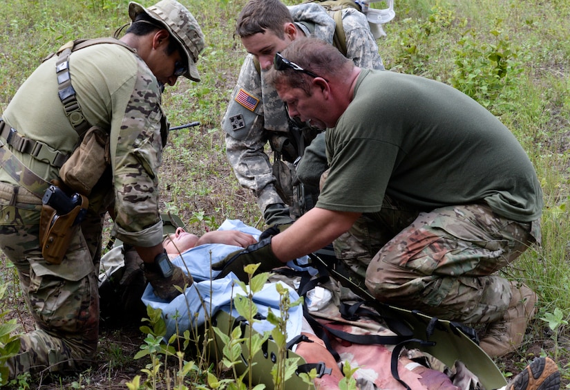 Service members from the 1-228th Aviation Regiment and the Special Operations Command Forward (Central America)participated in a personnel recovery exercise Sept. 13, 2015, near Soto Cano Air Base, Honduras. By working together, the two units tested their ability to integrate. (U.S. Air Force photo by Staff Sgt. Jessica Condit) 