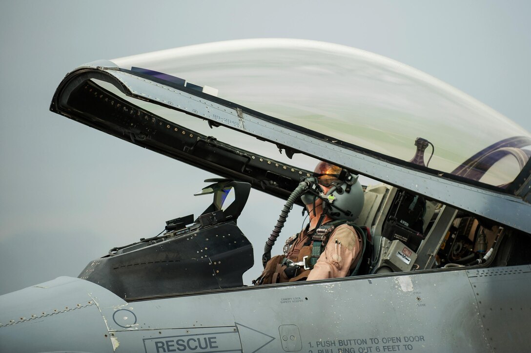 An F-16 Fighting Falcon pilot lowers the aircraft's canopy before taking off on a combat sortie from Bagram Airfield, Afghanistan, Sept. 22, 2015. U.S. Air Force photo by Tech. Sgt. Joseph Swafford
