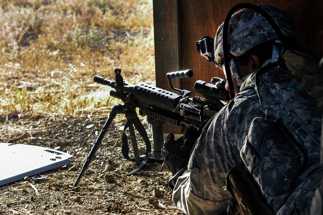 A U.S. soldier provides security during the culminating live-fire exercise of Exercise Rising Thunder at Yakima Training Center, Wash., Sept. 21, 2015. U.S. Army photo by Sgt. Eliverto Larios