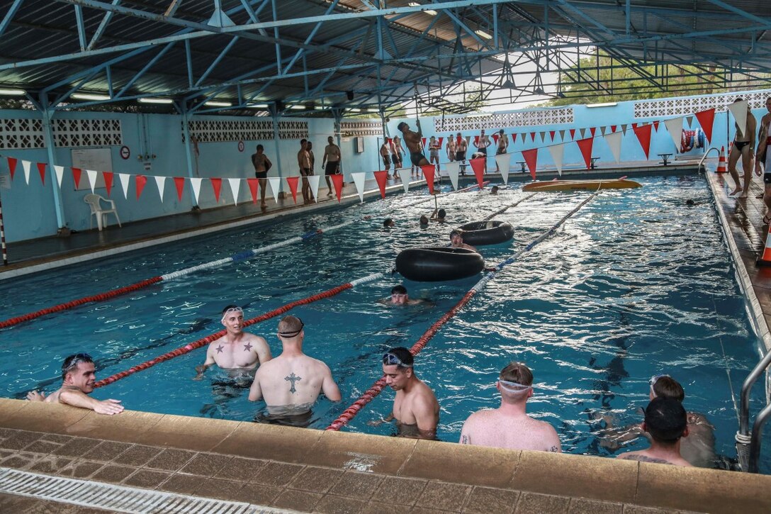 BASE AERIENNE 188, Djibouti (Sept. 22, 2015) U.S. Marines with the 15th Marine Expeditionary Unit and the French 5th Overseas Combined Arms Regiment (RIAOM) execute the swim portion of the indoctrination prior to participating in a desert survival course. Elements of the 15th MEU are training with the 5th RIAOM in Djibouti in order to improve interoperability between the MEU and the French military. (U.S. Marine Corps photo by Sgt. Steve H. Lopez/Released)