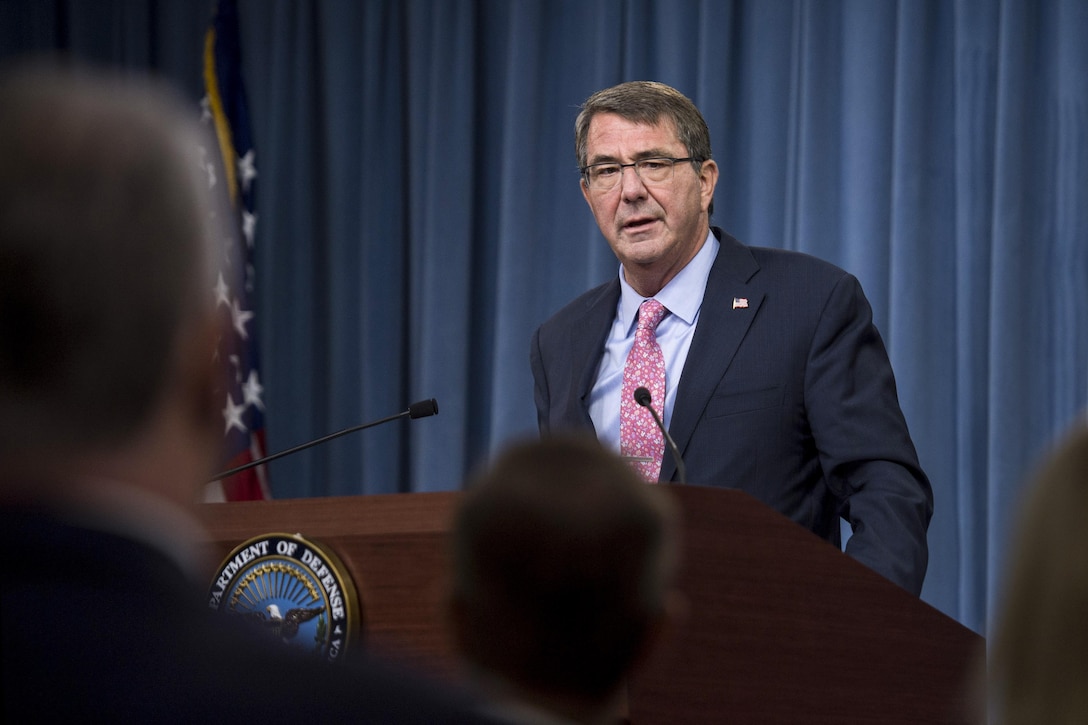 Defense Secretary Ash Carter briefs reporters at the Pentagon, Sept. 30, 2015. DoD photo by U.S. Air Force Senior Master Sgt. Adrian Cadiz