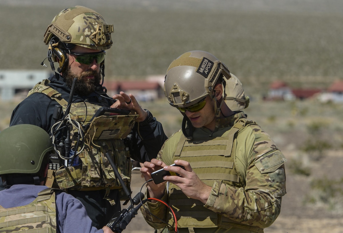 米軍実物　HARRIS REMOTE CONTROL UNIT 送料無料　① HHL16 provides new capabilities to JTACs > Air Combat Command