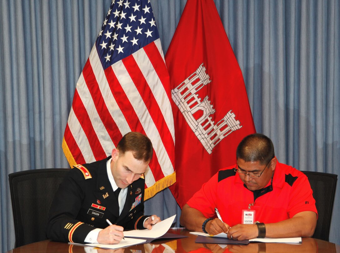 ALBUQUERQUE, N.M. – Albuquerque District Commander Lt. Col. Patrick Dagon and Zia Pueblo Gov. Jerome Lucero sign a watershed assessment agreement, March 9, 2016.  