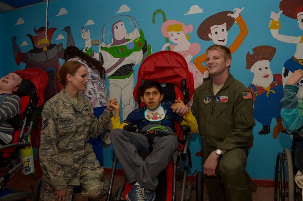 Members from the Texas Air National Guard pose with a child at the Fuerza Aerea de Chile Centro de Rehabilitacion Tantauco hospital in Santiago, Chile, March 31, 2016.  The Airmen are in Chile to participate in the 2016 FIDAE Air and Space Trade Show and spent some of their down-time visiting children in multiple hospitals.  (U.S. Air Force photo by Tech. Sgt. Heather Redman/Released)
