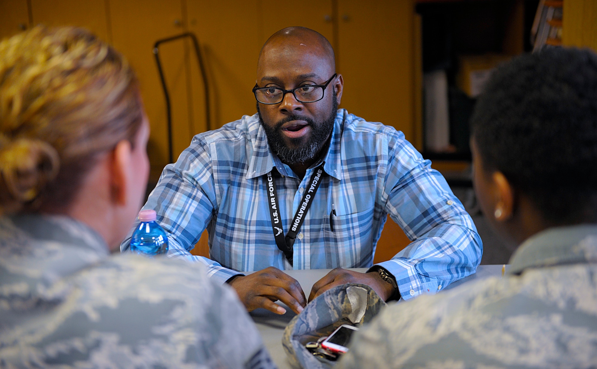 Ali Rivers, 86th Aerospace Medicine Squadron medical standards management element manager, speaks to two Airmen during a speed mentoring session March 28, 2016, at Ramstein Air Base, Germany. Rivers, a retired master sergeant, along with senior NCOs and officers volunteered to mentor nearly 20 Airmen during the event hosted by the Total Force Development Council and Ramstein Air Force Association Chapter 507. Rivers and other non-active-duty Airmen were included to further spread knowledge about opportunities outside of the military. (U.S. Air Force photo/Staff Sgt. Timothy Moore)