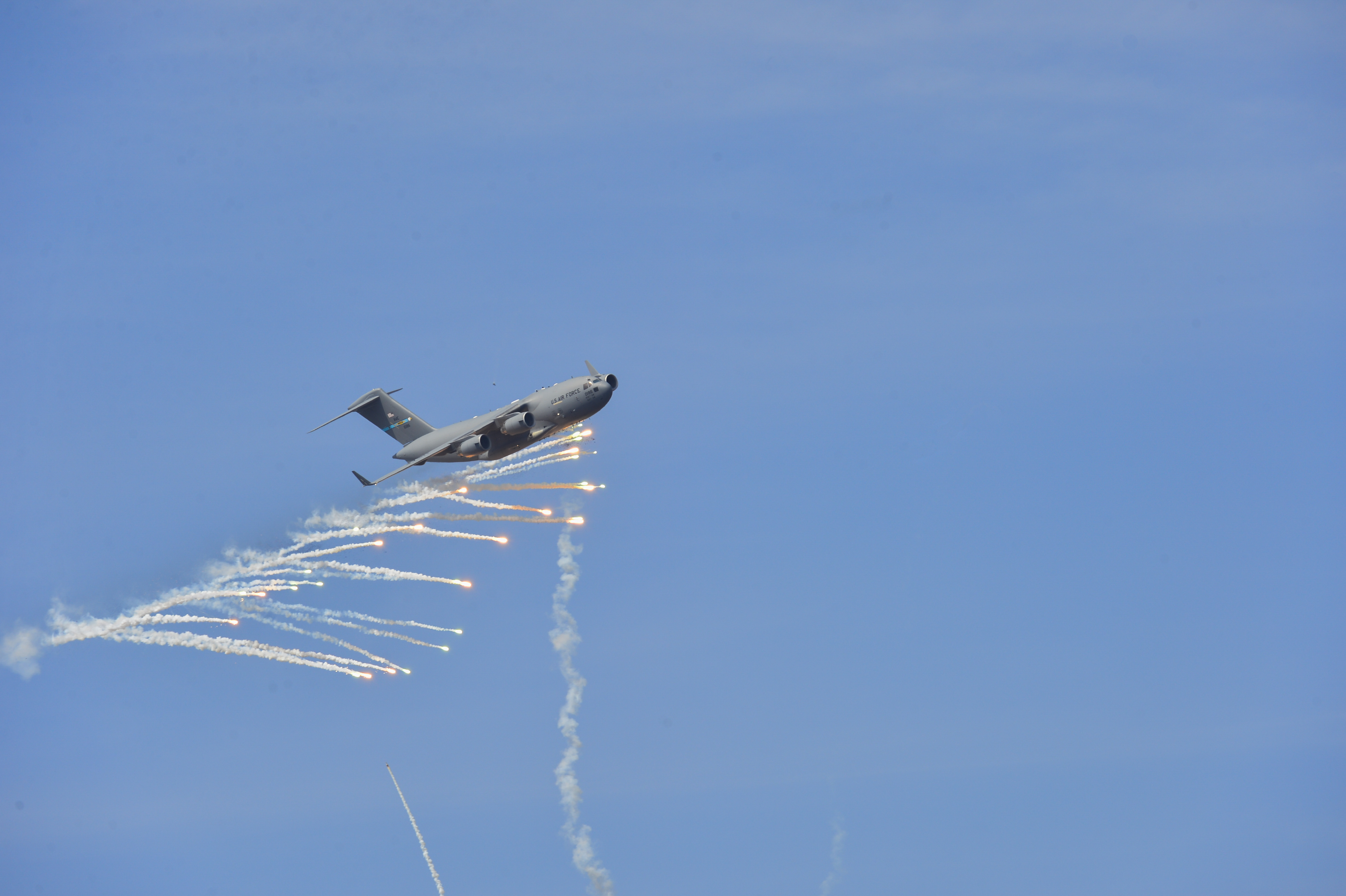 Flares keep birds in the sky \u003e U.S. Air 