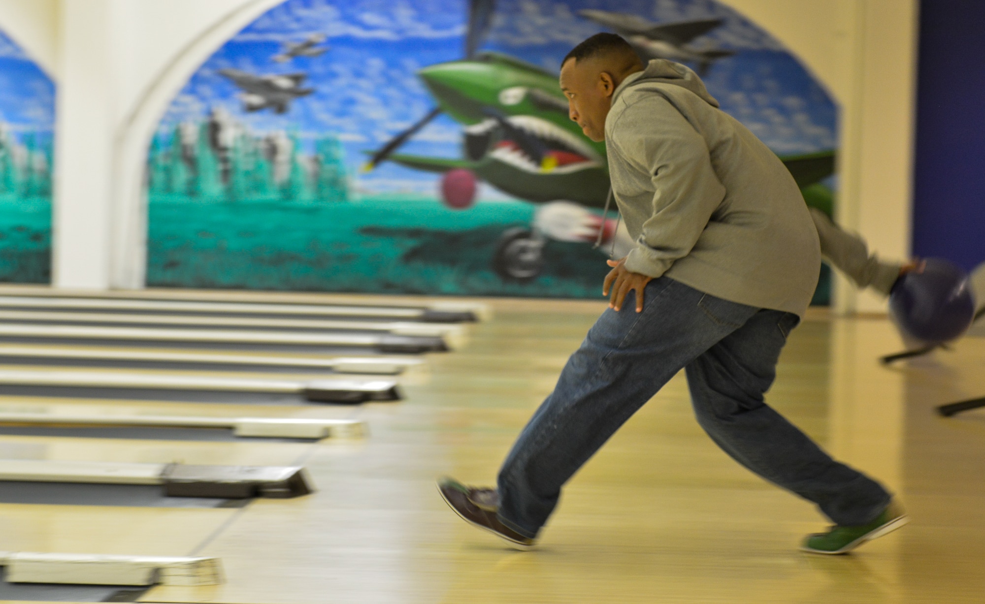 Master Sgt. Anthony Clifford, U.S. Air Forces in Europe senior leader management superintendent, bowls during The Huddle March 30, 2016, at Ramstein Air Base, Germany. The Huddle is an opportunity for Airmen to develop themselves by meeting leaders from around Ramstein. (U.S. Air force photo/Airman 1st Class Lane T. Plummer).