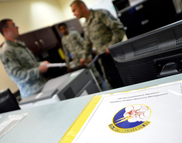 Chief Master Sgt. Michael Ditore, 432nd Wing/432nd Air Expeditionary Wing command chief speaks with Senior Airman John, 22nd Reconnaissance Squadron, squadron aviation resource management (SARM), and Airman 1st Class Jasmine, 22nd RS SARM, March 23, 2016 at Creech Air Force Base, Nevada. During the visit, Ditore met with a sensor operator, geospatial intelligence targeteer, mission support analysts, and a SARM during his visit and learned the ‘ins and outs’ of their daily duties. (U.S. Air Force photo by Senior Airman Christian Clausen/Released) 