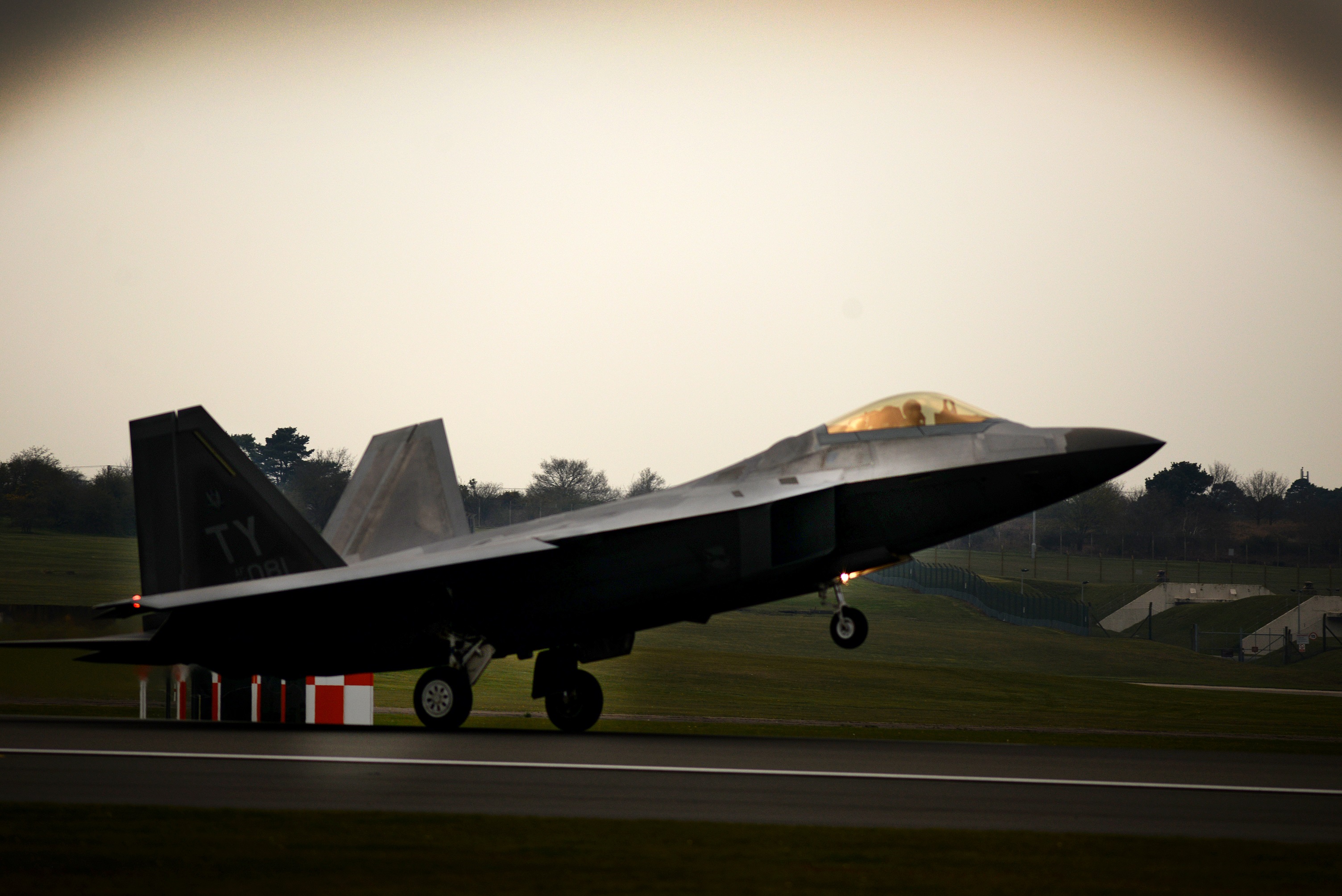 F22s deploy to RAF Lakenheath > Air Combat Command > Article Display