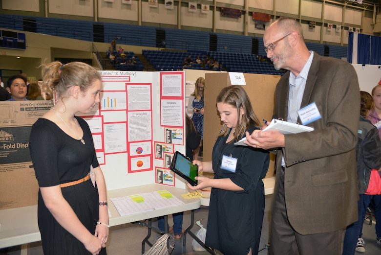 Mark Abernathy, Visual  Information specialist with the Corps’ Army Corps of Engineers Information Technology Operations talks with Knnley McNabb and Baily Shedden as he judges their Science, Technology, Engineering and Math project sponsored by the Middle Tennessee STEM Innovation Hub at the Tennessee State University  in Nashville on April 7, 2016. 