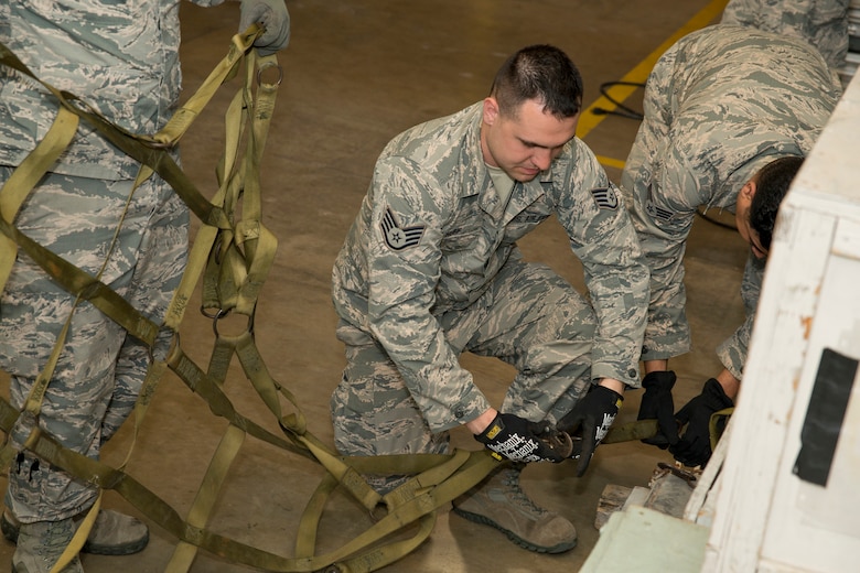 Training to build up pallets > 913th Airlift Group > Article Display