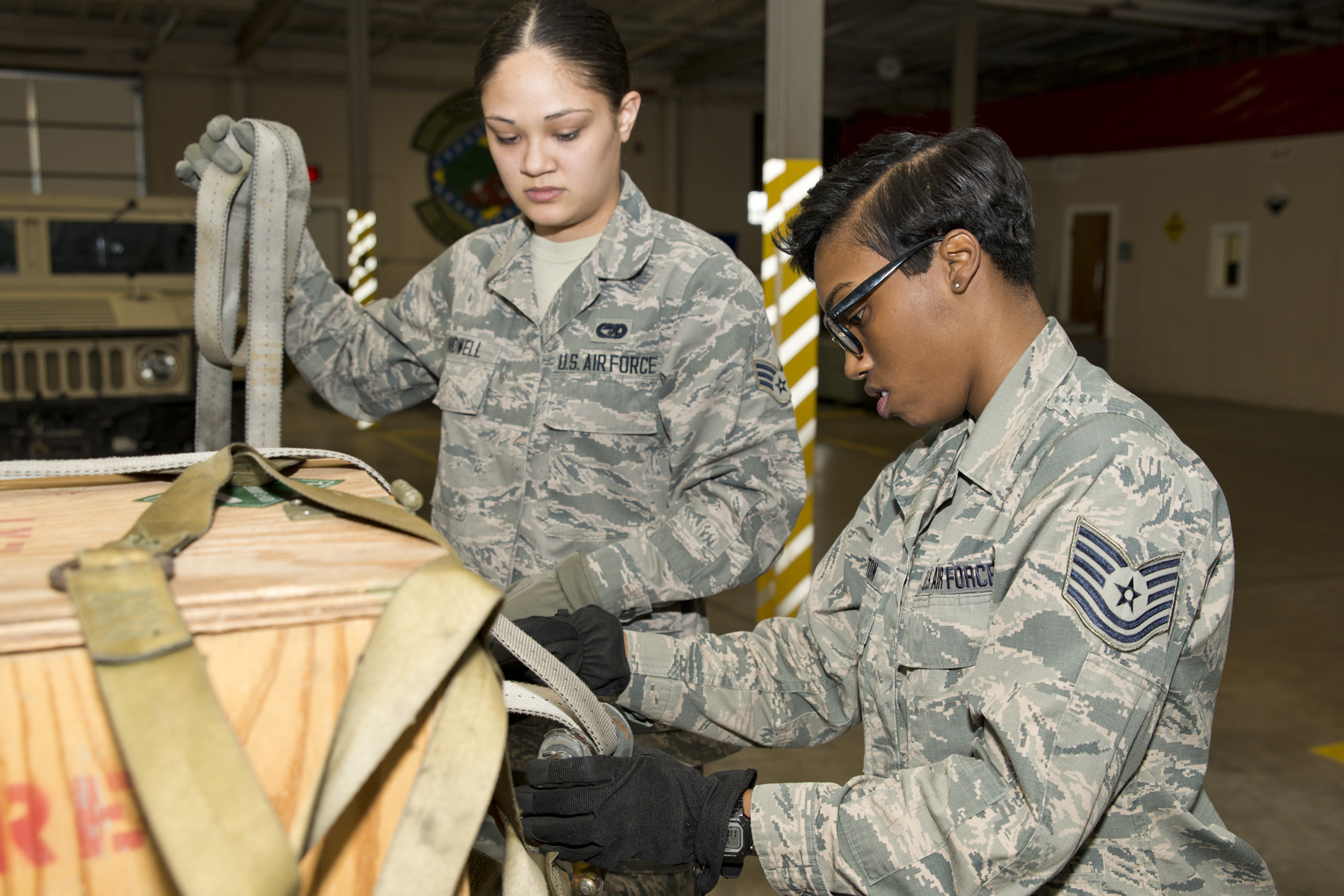Training to build up pallets > 913th Airlift Group > Article Display