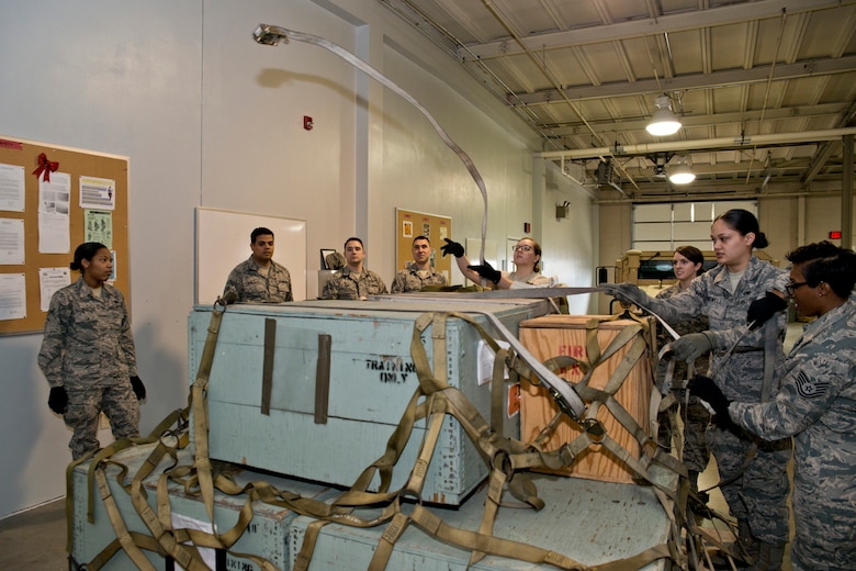 Training to build up pallets &gt; 913th Airlift Group ...