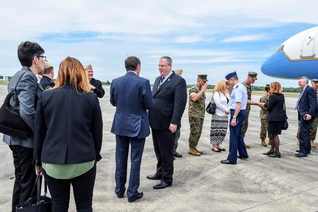 Deputy Defense Secretary Bob Work arrives at Marine Corps Air Station Beaufort, S.C., April 14, 2016. DoD photo by Army Sgt. 1st Class Clydell Kinchen