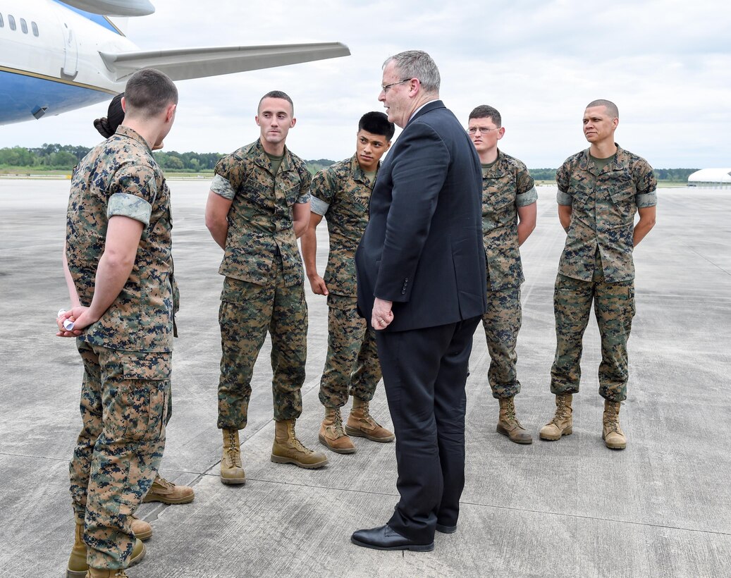 Deputy Defense Secretary Bob Work speaks with Marines at Marine Corps Air Station Beaufort, S.C., April 14, 2016. DoD photo by Army Sgt. 1st Class Clydell Kinchen