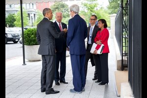President Barack Obama talks with Vice President Joe Biden, Secretary of State John Kerry, National Security Advisor to the Vice President Colin Kahl and National Security Advisor Susan E. Rice outside the West Wing of the White House, July 15, 2015. White House photo by Pete Souza